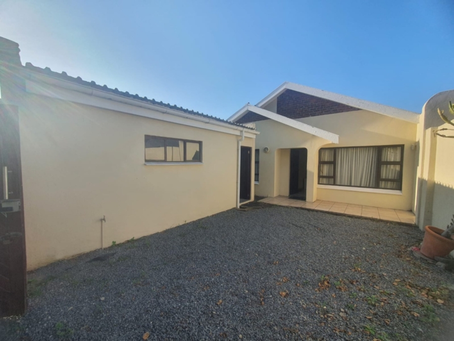 To Let 3 Bedroom Property for Rent in Beacon Bay Eastern Cape